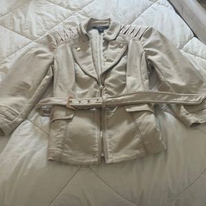 (White House black market ) color cream size 8 lightly used in good condition